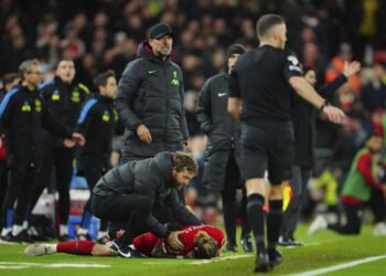 Polémico incidente en el Liverpool: Konstantinos Tsimikas colisiona con Jurgen Klopp y culmina en un desenlace desafortunado