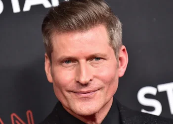 Descubre cómo luce en la actualidad Crispin Glover, el icónico actor que dio vida a George McFly en “Volver al futuro”