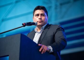 El gobernador de Santa Cruz, Claudio Vidal, toma una drástica medida: no pagará el sueldo a Alicia Kirchner