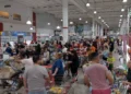 Consumidores abarrotan los supermercados en busca de abastecimiento masivo