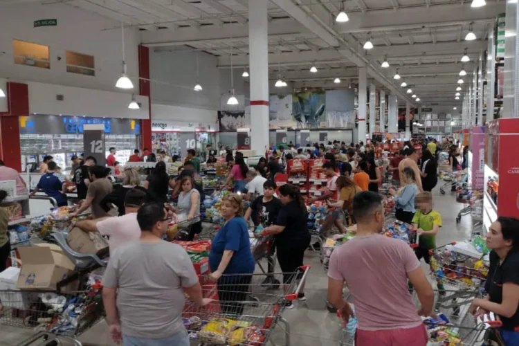 Consumidores abarrotan los supermercados en busca de abastecimiento masivo