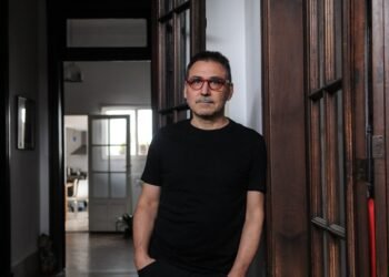 Emilio García Wehbi presenta su innovadora obra ‘Dafne sobre fondo de Monte Fují’ en una impresionante reseña