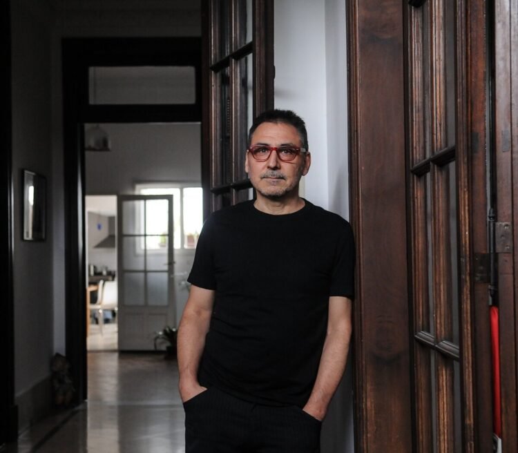 Emilio García Wehbi presenta su innovadora obra ‘Dafne sobre fondo de Monte Fují’ en una impresionante reseña