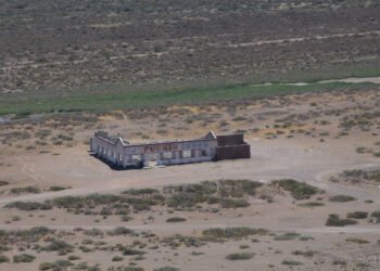 Los últimos guardianes: Tres personas protegen un pueblo costero de la Patagonia que ha desaparecido.