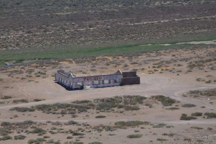 Los últimos guardianes: Tres personas protegen un pueblo costero de la Patagonia que ha desaparecido.