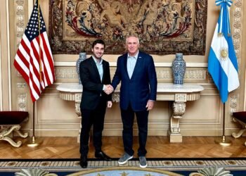 Acuerdo para que Estados Unidos colabore con Chubut en apagar los incendios en la Cordillera de los Andes