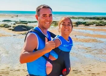 Padre corre con su hija en brazos con el objeto de lograr conocer a Lionel Messi