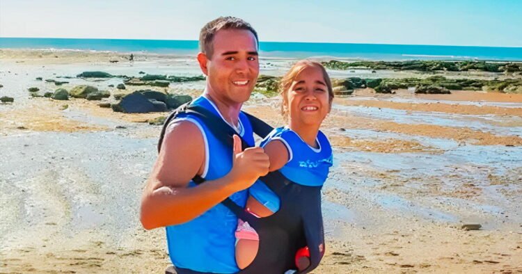 Padre corre con su hija en brazos con el objeto de lograr conocer a Lionel Messi