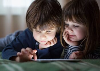 Los motivos por los cuales no se debe prohibir el uso de pantallas a los niños como forma de castigo