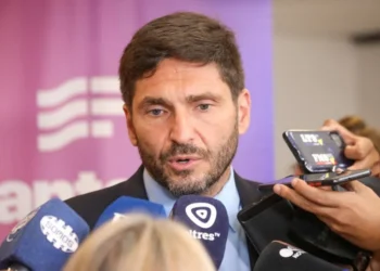 No se solicitará crédito para pagar salarios, advierte el gobernador Pullaro mientras las finanzas de Santa Fe se encuentran en rojo