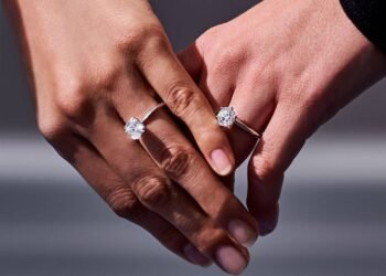 La historia del anillo de compromiso: un símbolo de amor que perdura