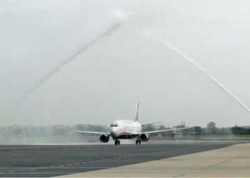 Por qué se rocía agua a los aviones al aterrizar: un motivo sorprendente revelado