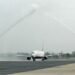 Por qué se rocía agua a los aviones al aterrizar: un motivo sorprendente revelado