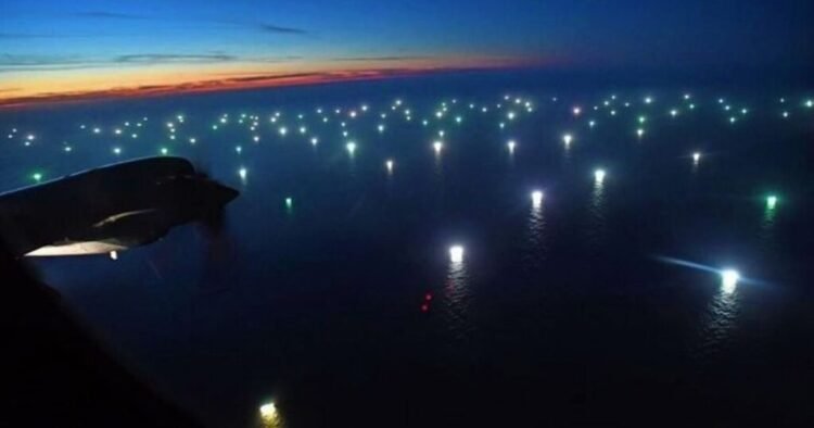 La Armada argentina permite la entrada de 260 pesqueros chinos durante un intenso temporal en aguas argentinas.