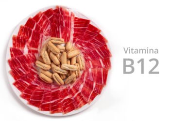 Descubre cómo la vitamina B12 puede ayudarte a combatir el cansancio físico y mejorar tu rendimiento.