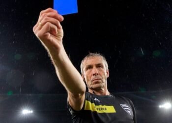 Se descarta la tarjeta azul y se aprueban cambios en las reglas del fútbol.