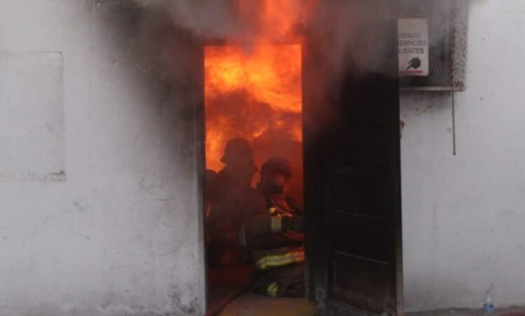 Joven de 19 años fallece en incendio provocado por su propio padre en Neuquén.