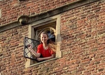 Mujer escapa de un baño de castillo medieval de manera insólita después de quedar atrapada