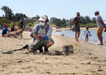 Descubren un tesoro histórico de 300 años en una playa de Florida gracias a detectores de metales.