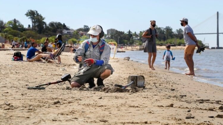 Descubren un tesoro histórico de 300 años en una playa de Florida gracias a detectores de metales.