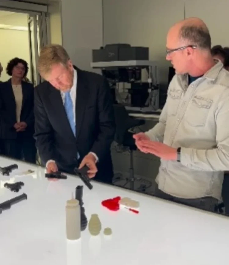 El rey Guillermo Alejandro visita una escena del crimen y captura las fotos más curiosas como forense de un día