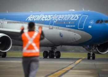 Pilotos de aviones anuncian paro de 48 horas en inicio de Semana Santa.