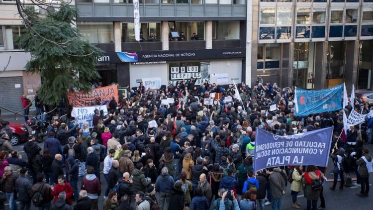 El Gobierno impulsa despidos en empresas estatales y anuncia un inminente recorte de empleados para fin de mes.