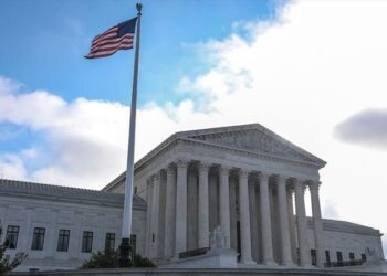 La Corte Suprema de Estados Unidos establece normas para demandar a funcionarios por uso indebido de redes sociales.