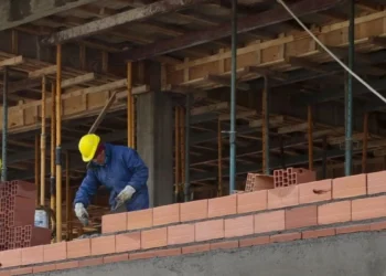 La construcción sufre una caída desalentadora del 24,6% en febrero, mientras que la industria también retrocede un 9,9%