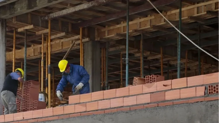 La construcción sufre una caída desalentadora del 24,6% en febrero, mientras que la industria también retrocede un 9,9%