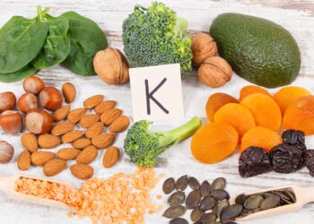 ¿Cómo identificar la deficiencia de Vitamina K y qué alimentos la contienen?