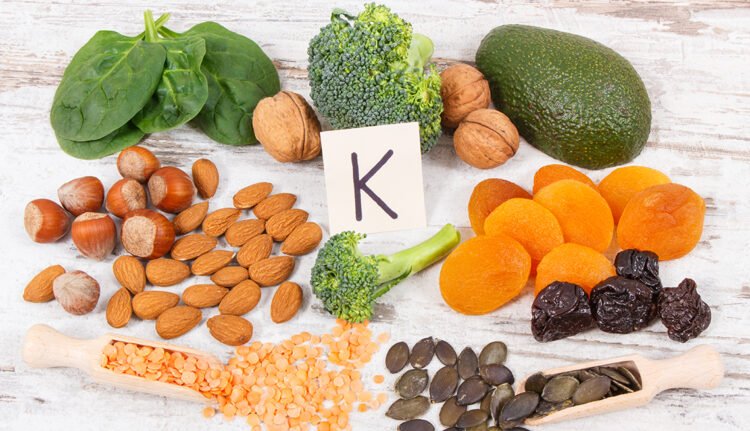 ¿Cómo identificar la deficiencia de Vitamina K y qué alimentos la contienen?