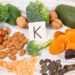 ¿Cómo identificar la deficiencia de Vitamina K y qué alimentos la contienen?