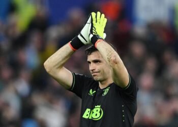 Dibu Martínez comete error y Alexis Mac Allister falla en emocionante empate 3-3 entre Aston Villa y Liverpool en la Premier League