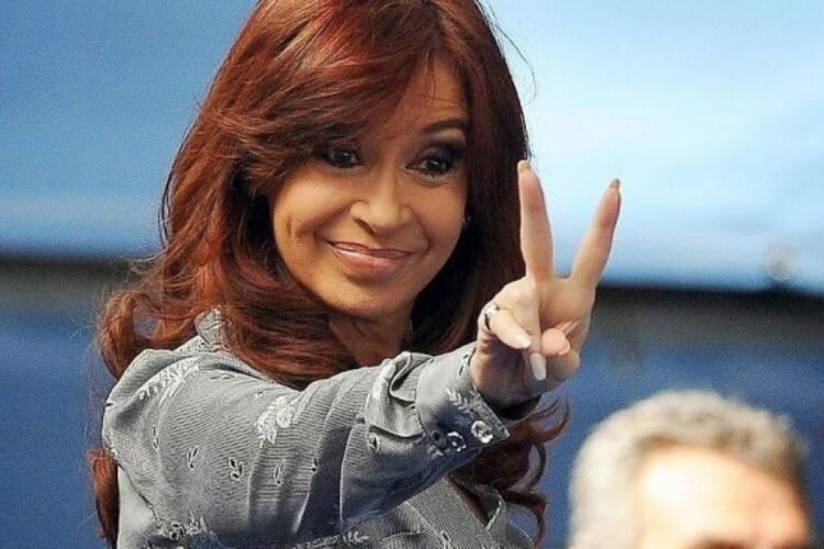 Cristina Kirchner cuestiona acuerdo entre Gobierno y UBA y alerta sobre posibles alteraciones en la Ley Bases.