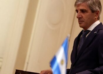 Luis “Toto” Caputo solicita al BID reasignar préstamos para garantizar liquidez.