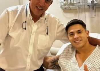 Marcos Moneta encuentra motivación en un libro durante su recuperación de lesión