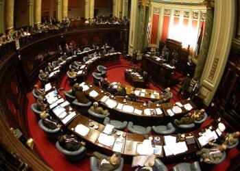 Uruguay adopta ley de partidos políticos similar a la de Argentina.