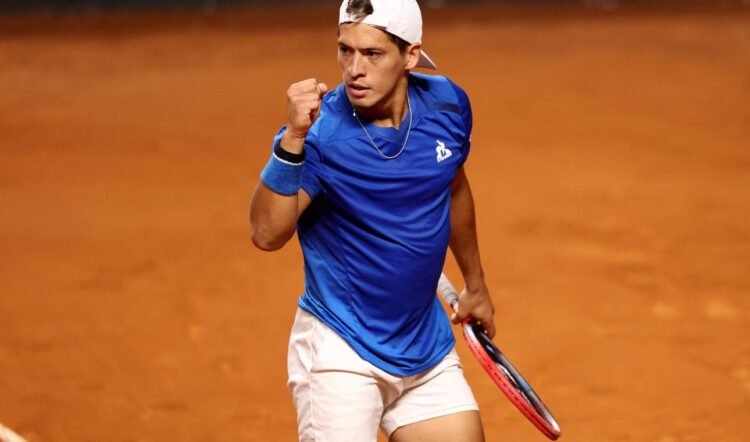 Sebastián Báez logra su mejor victoria del año al derrotar al 12° del ranking en Roma.