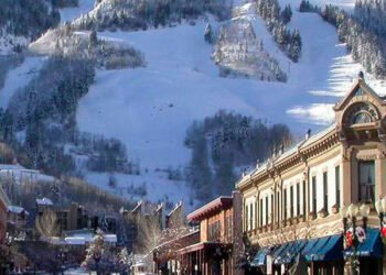 Cliente horrorizado por el exorbitante precio de dos pizzas en un centro de esquí estadounidense.