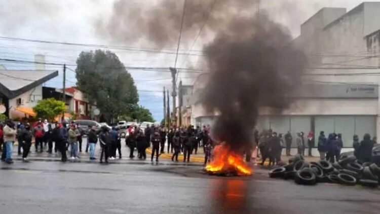 Investigación judicial en Misiones por presuntos disparos durante protesta de policías frente a la casa de gobierno provincial