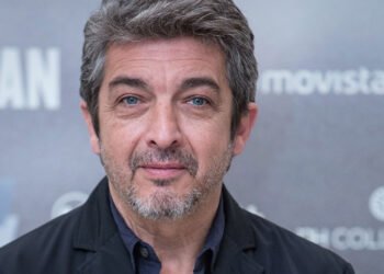 Ricardo Darín responde a las críticas de Alejandro Fantino, denunciando falsedades.