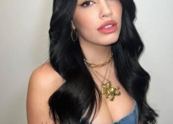 La cantante Lali Espósito causa sensación con una foto provocativa en Madrid.