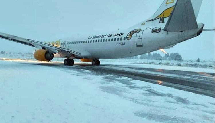 Vuelo aterriza con susto en Bariloche durante una intensa nevada