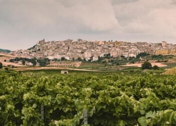 Renace un pueblo italiano llamado “Little America” después de la venta de casas por 1 euro