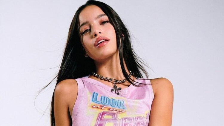 Emilia sorprende con un video hot y nostálgico de estilo noventero en su último lanzamiento