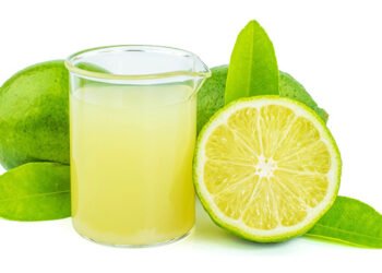 Expertos revelan los beneficios de consumir jugo de limón en ayunas.