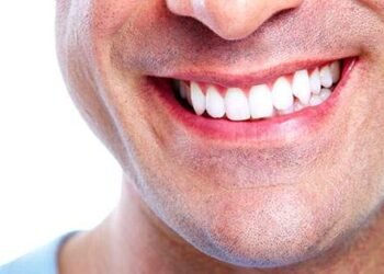 Descubre los consejos para lograr dientes blancos y eliminar las manchas