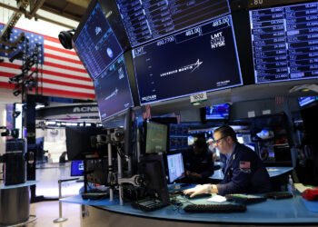 Las malas noticias de Apple y Amazon generan la mayor caída en Wall Street desde 2022 en rojo