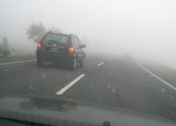 5 consejos para manejar de manera segura en condiciones de niebla y prevenir accidentes.